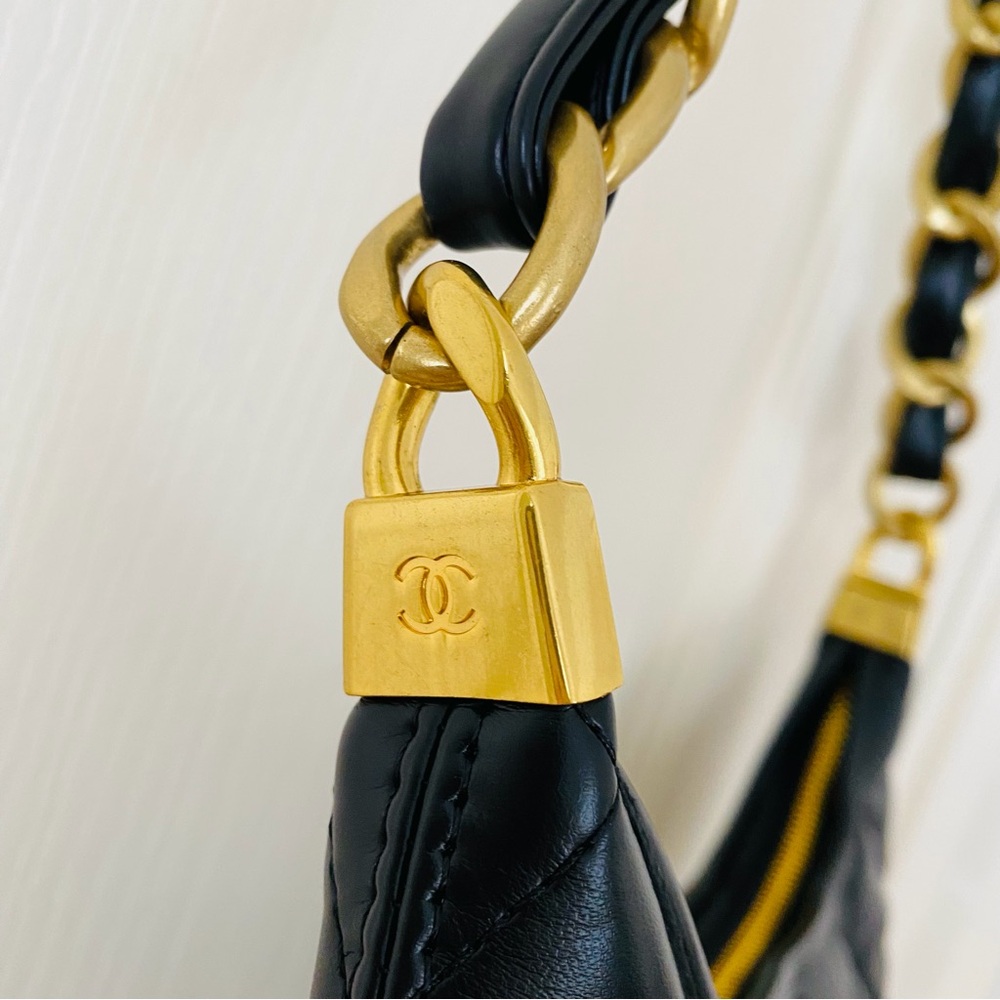 New in Box Chanel Makeup GWP Black Quilted Faux Leather 24A Hobo Shoulder Bag - Picture 5 of 13